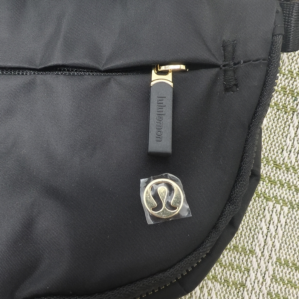 Lululemon All Night Festival Crossbody Bag 2L - Matte Black Adjustable Strap - Picture 4 of 6